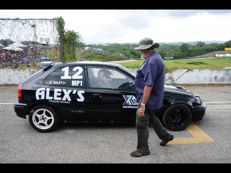 Peter Moodie Snr gives team member Collin Daley Jnr one last check before leaving the grid at Dover Raceway.