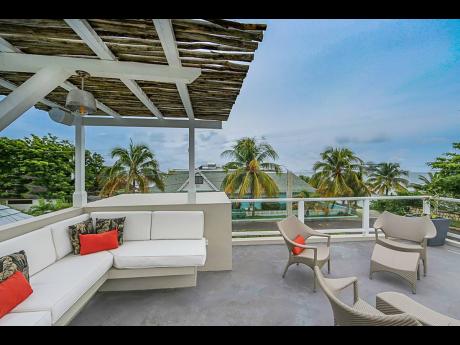 The rooftop sun deck floats 
among the coconut treetops. 