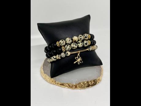 Every price of jewellery tells a story. And this gift of luxury comes in three layers. 