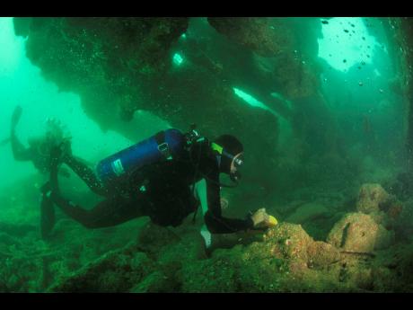 Entering the wreck of SS Indiana.