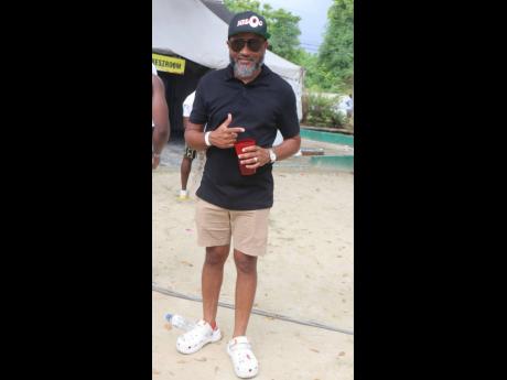 We spotted Igloo promoter Papa Smurf on the beach.