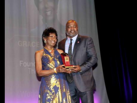 Grace Carter-Henry Lyons, founder and musical director- The Heritage Singers (Canada) receives the 2022 Heritage Award from Chris Campbell, vice president Carpenters’ District Council of Ontario Carpenter’s Union Local 27.

