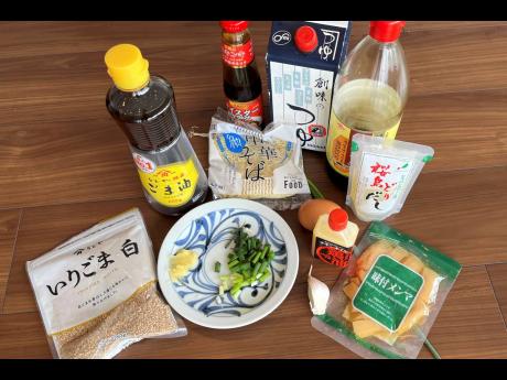 This photo shows the ingredients needed to cook ramen easily.