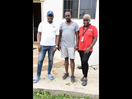 O’Neil Robinson is flanked by Gleaner reporters Andre Williams (left) and Simone Morgan-Lindo.