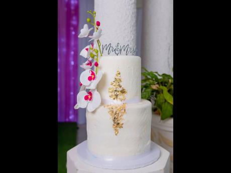 This ‘Mr & Mrs’ wedding cake was made for the Gordons with love by Shanna’s Pastry Craze.
