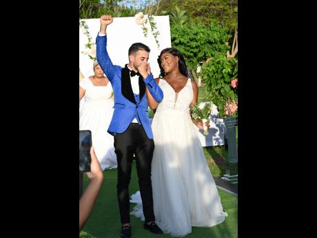 The De Niros started out as friends but once they knew, they knew. 