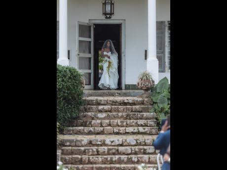 To the tune of Tems’ ‘Higher’, Jordanne makes her way to the altar. 