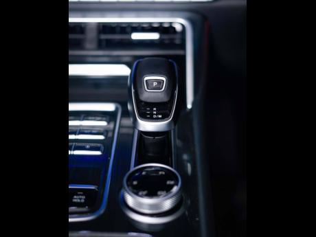 A close-up of the Tunland V9’s gear selector and centre controls, featuring the eight-speed automatic transmission.