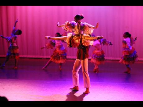 The Kareen McLean ‘Eccentric’ (2018) is performed with music by René Aubrey. 